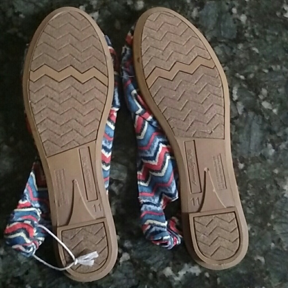 AE Shoes - Picture 2 of 2